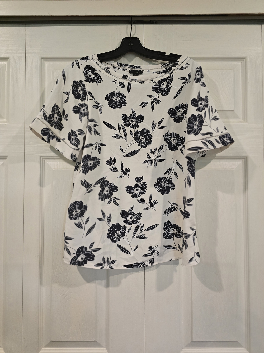Ann Taylor White Short Sleeve Tee with Navy Floral Print